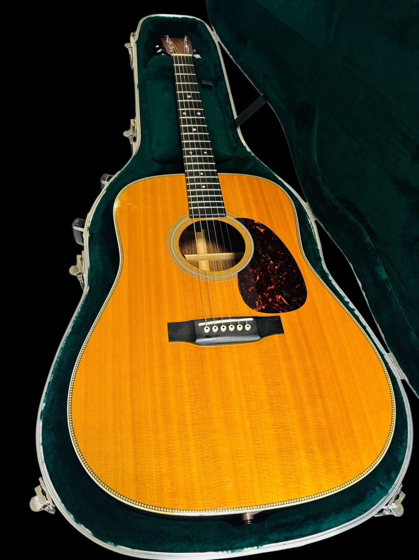 Martin HD-28 (Pre-owned) 2015 LR Baggs Lyrics