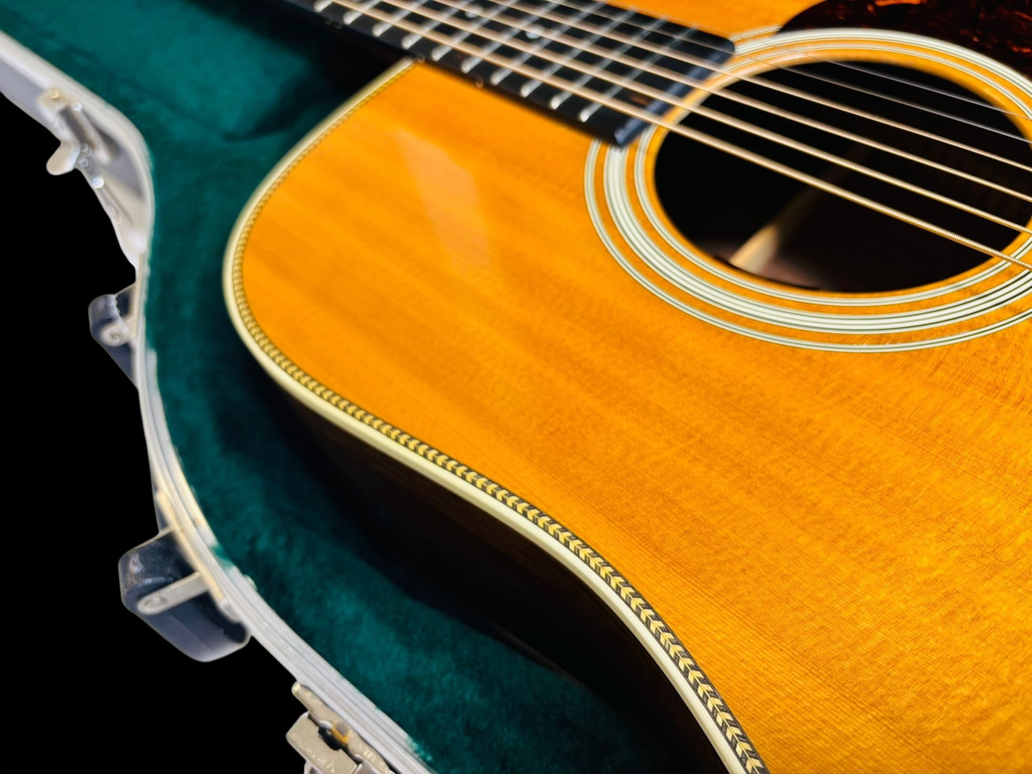 Martin HD-28 (Pre-owned) 2015 LR Baggs Lyrics