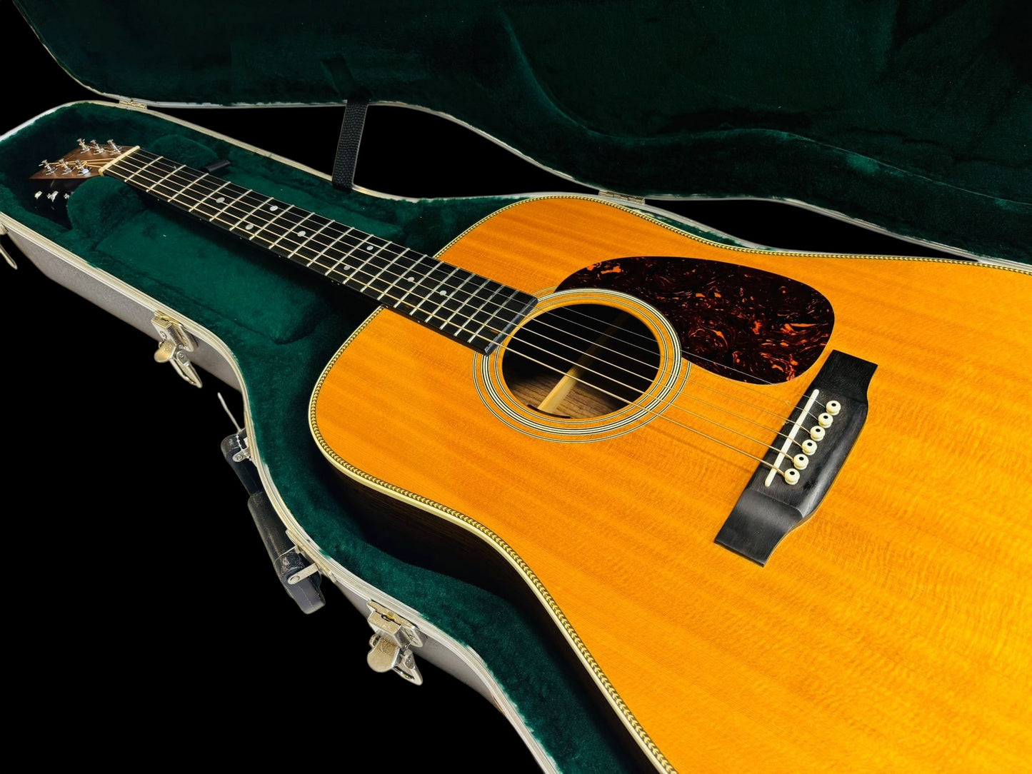 Martin HD-28 (Pre-owned) 2015 LR Baggs Lyrics