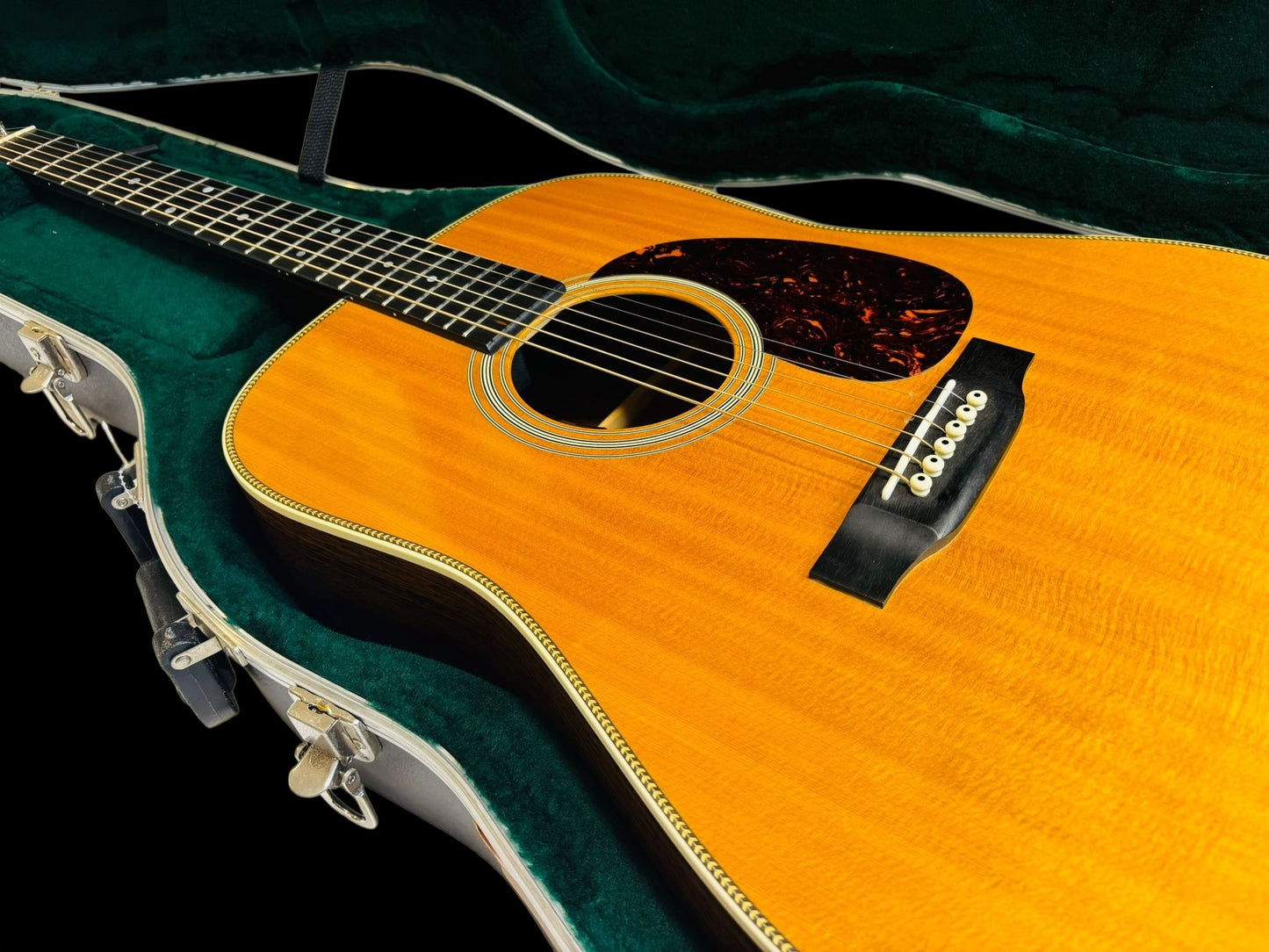Martin HD-28 (Pre-owned) 2015 LR Baggs Lyrics
