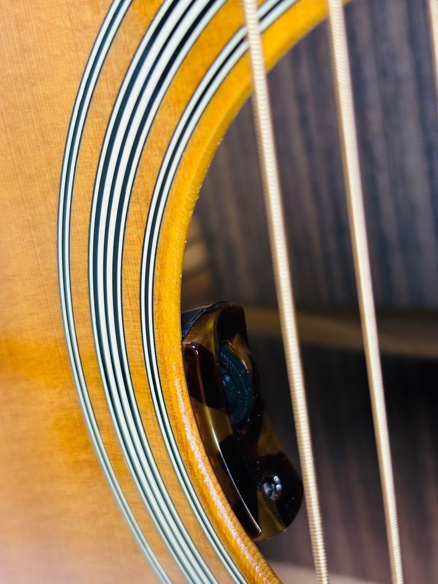 Martin HD-28 (Pre-owned) 2015 LR Baggs Lyrics