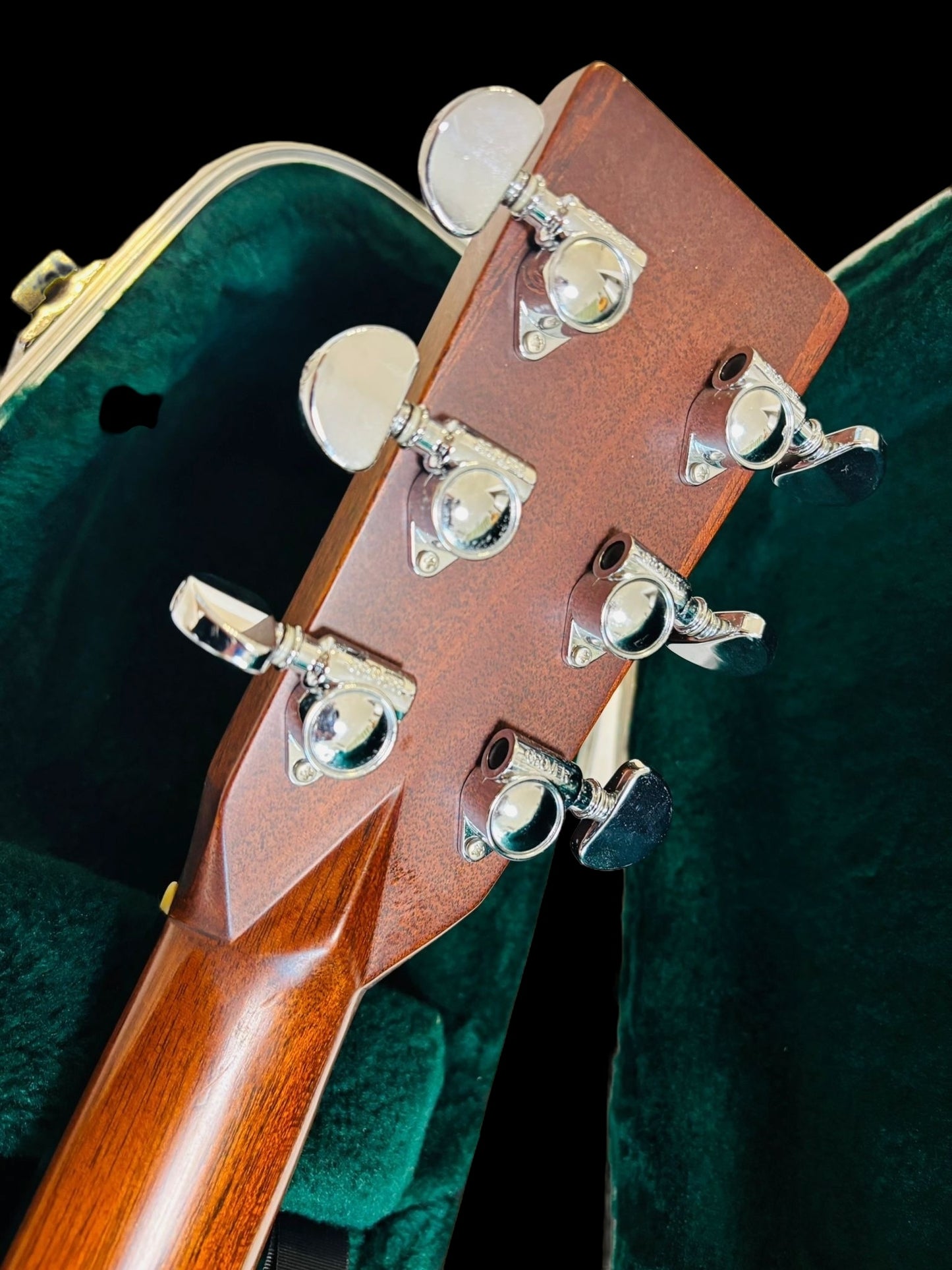 Martin HD-28 (Pre-owned) 2015 LR Baggs Lyrics