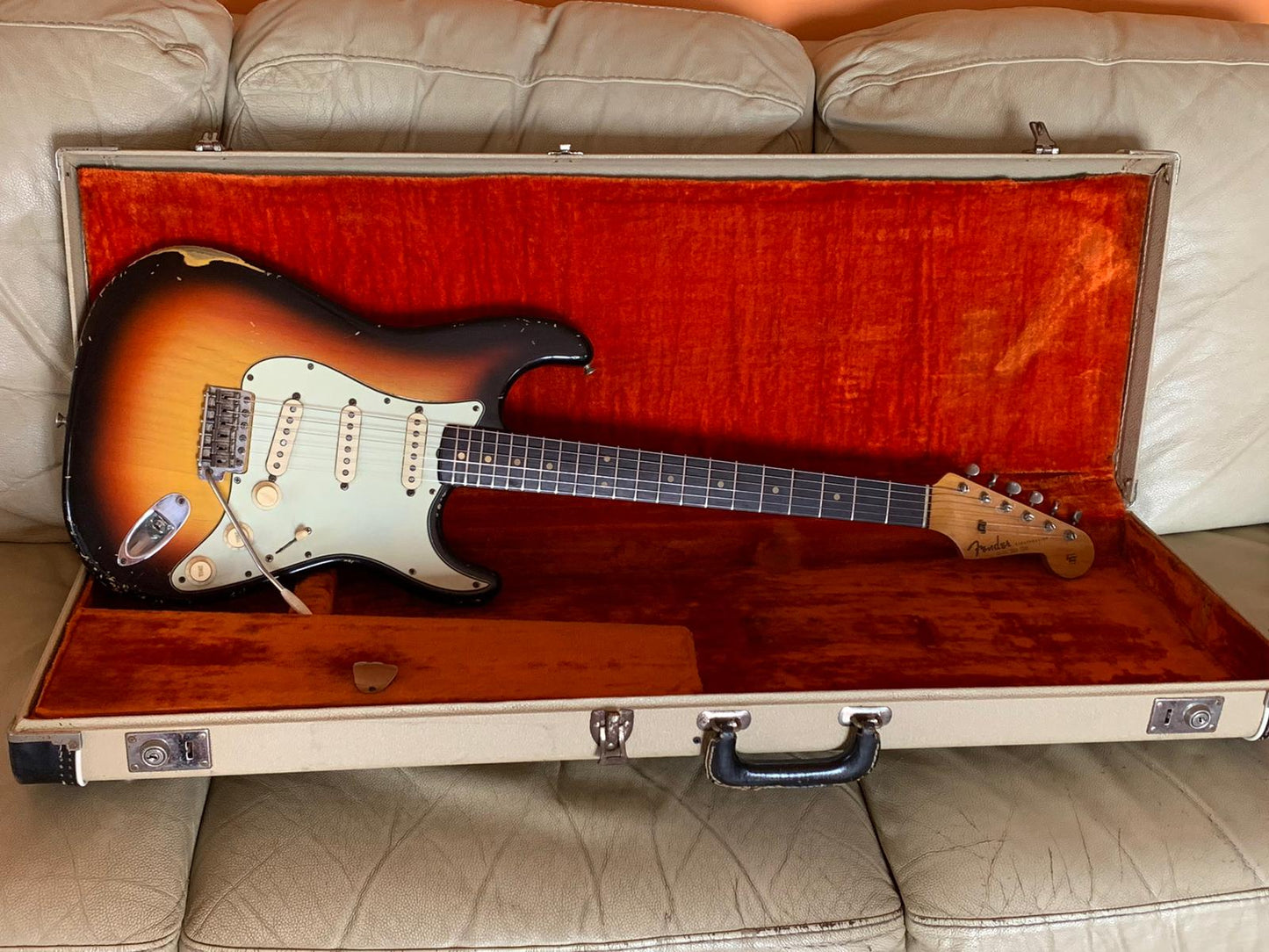 1963 Original Fender Stratocaster (Pre CBS) refinished - White case