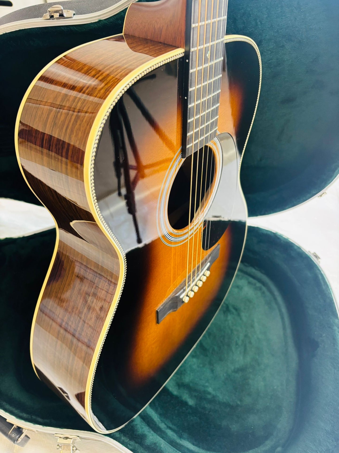 Martin 000-28 Sunburst (Pre-owned) 2023 Like New