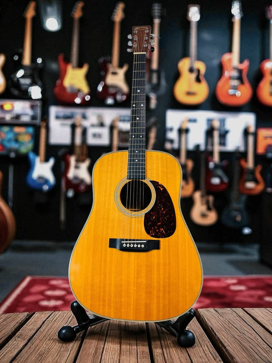 Martin HD-28 (Pre-owned) 2015 LR Baggs Lyrics